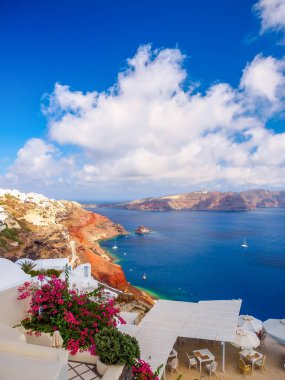 Muhteşem Santorini adası manzarası. Güzel beyaz mağara evleri. Santorini, Cyclades, Yunanistan