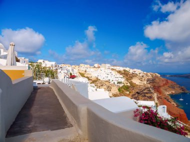 Santorini adasının muhteşem manzarası. Güzel beyaz mağara evleri. Santorini, Cyclades, Yunanistan