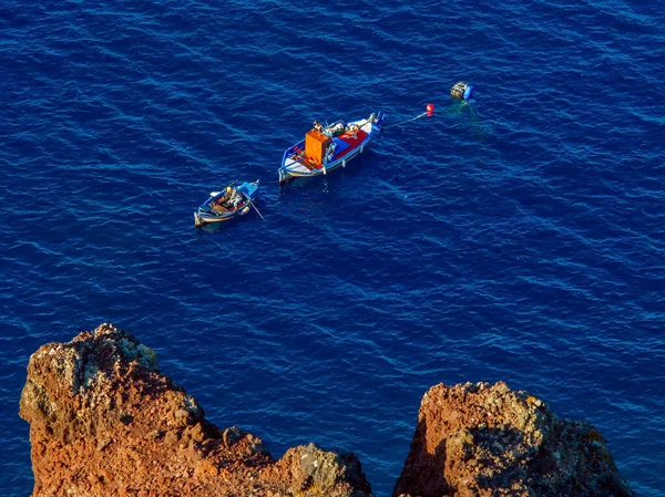 Рибалка Ловить Рибу Зранку Над Скелею Santorini Cyclades Greece — стокове фото