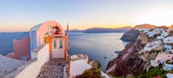 Santorini Panorama Tradizionali Case Grotte Bianche Una Scogliera Sull Isola — Foto Stock