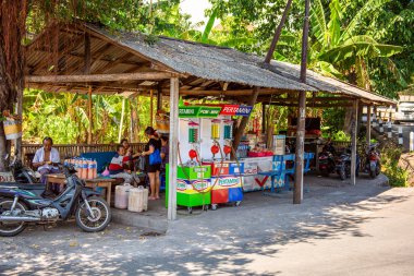 BALI, INDONESIA - 01 Aralık 2019: Motosiklet için küçük benzin istasyonu Pertamini. Bali. Endonezya