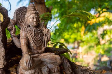 Geleneksel Hint tanrısı Shiva 'nın taş heykeli. İçi Asyalı tarzı. Lüks bir otel otelinin içerisi. Bali, Endonezya