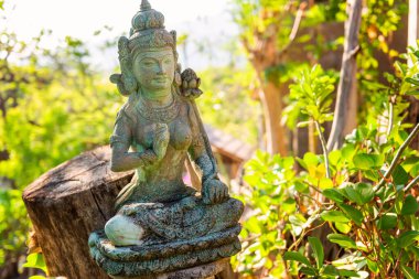 Geleneksel Hint Tanrısı heykeli. İçi Asyalı tarzı. Lüks bir otel otelinin içerisi. Bali, Endonezya