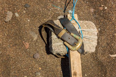 Kaya ve kemerden yapılmış el yapımı yerli çekiç.