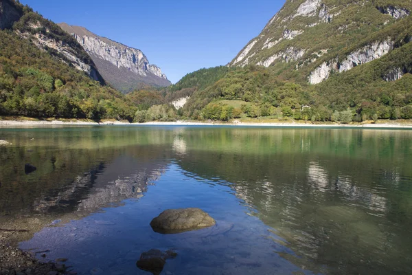 Tennosee in Italien mit Bergreflexion im Wasser — Stockfoto