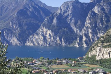 dağ lake Garda, güneşli bir günde bir havadan görünümü