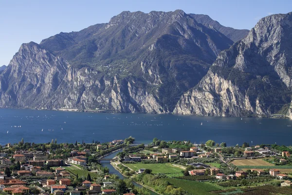 Lago de montanha Garda, uma vista aérea — Fotografia de Stock