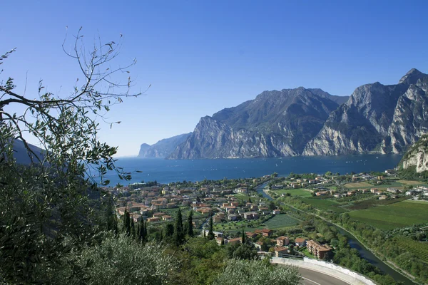 Lago de montaña Garda, una vista aérea — Foto de Stock