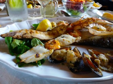 Lezzetli ızgara deniz ürünleri tabağını yakın.