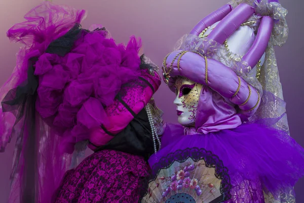 Pareja vestida con máscaras para el Carnaval de Venecia — Foto de Stock