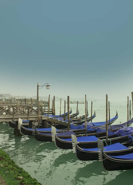 Canal veneciano con góndolas, Venecia, Italia — Foto de Stock