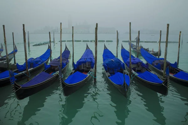 Венецианский канал с гондолами, Венеция, Италия — стоковое фото