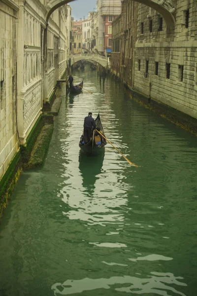 Scena z tradycyjną gondolą i kanał w Wenecji, Włochy — Zdjęcie stockowe