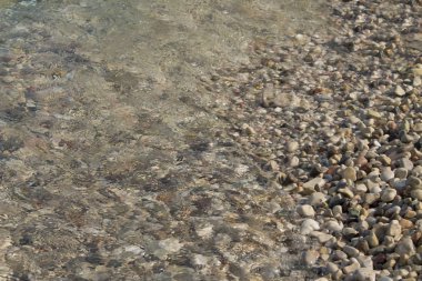 Berrak Gölü su taş yakın çekim