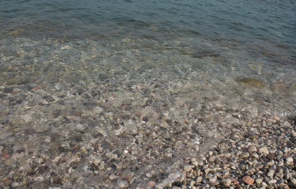 鹅卵石在水晶般清澈的湖水关闭 — 图库照片