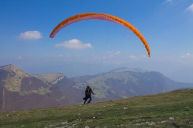 Skydiver uçuş dağ zemin karşı