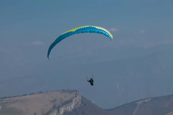 Wingsuit, Mount Baldo, Italien — Stockfoto