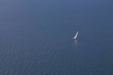 Yalnız Yelkenli tekne rüzgarlı summerday lake Garda İtalya Tarih içinde