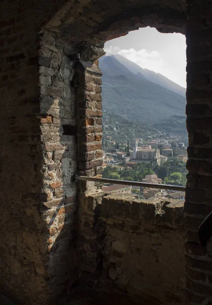 Widok z okna stary zamek Scaliger w Malcesine, Włochy — Zdjęcie stockowe