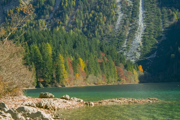 Herbstlicher Blick auf den Schottersee, Trentino Italien. — Stockfoto