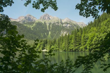 Tovel Lake, İtalya'nın springl görünümü