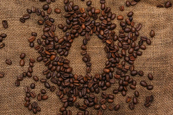 Kaffeebohnen Auf Rüschen Stoffhintergrund Kraft Schwarzer Kaffee Kaffeebohnen Espresso — Stockfoto