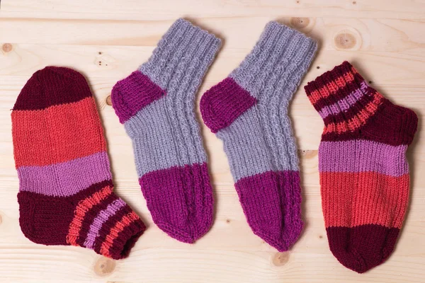 Gebreide sokken op houten achtergrond — Stockfoto