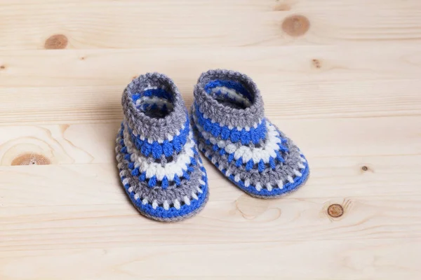 Stivaletti Bambino Crochet Sfondo Legno — Foto Stock