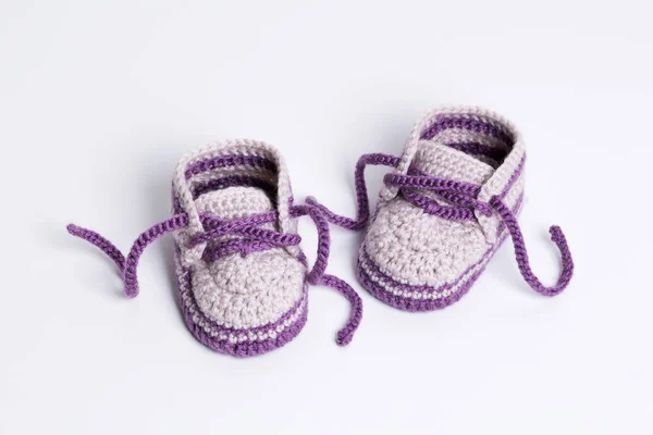 Stivaletti Bambino Crochet Sfondo Bianco — Foto Stock