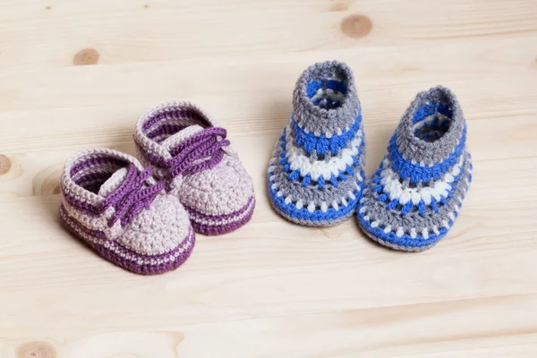 Stivaletti Bambino Crochet Sfondo Legno — Foto Stock