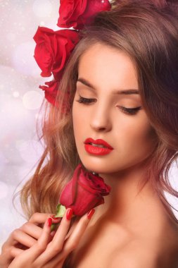 Güzellik model kadın güzel makyaj ve kıvırcık saç stili ile 