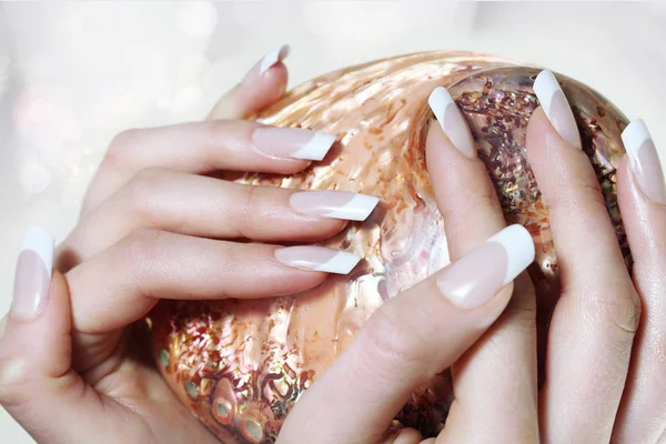 美しいフランス語マニキュアの女性の手 — ストック写真