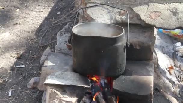Matlagning på en brand — Stockvideo