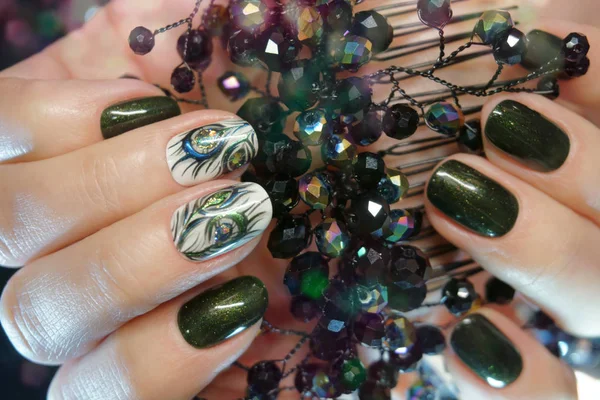 Bela manicura Nail Atr. Desenhos de unhas com decoração.Manicu — Fotografia de Stock