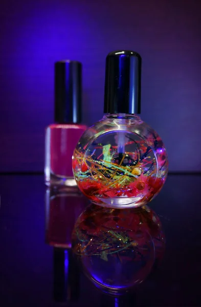 Rött nagellack flaska och nagelband olja för manikyr — Stockfoto