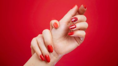  Kırmızı arka plan güzel bakımlı kadının ellerinde.