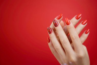  Kırmızı arka plan güzel bakımlı kadının ellerinde.