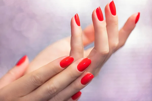 Close Belle Mani Femminili Con Manicure Nail Art Rossa — Foto Stock