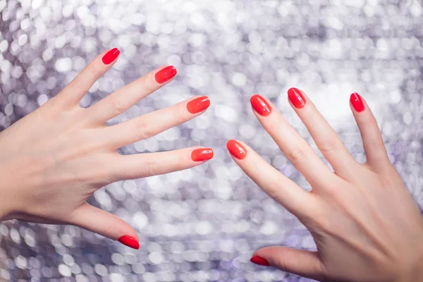 Cerca de hermosas manos femeninas con manicura roja . — Foto de Stock