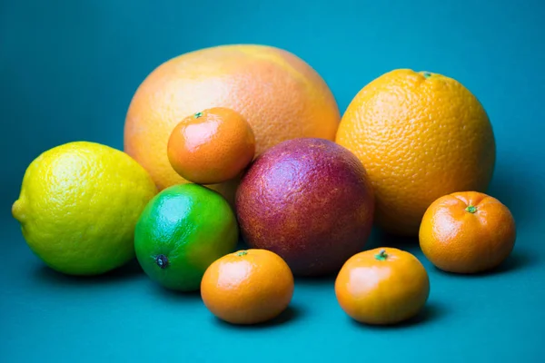 青い背景に新鮮な柑橘類を盛り合わせ — ストック写真