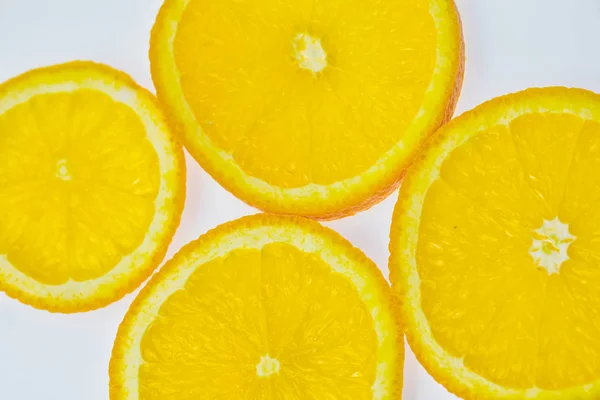 白い背景に新鮮な柑橘類を盛り合わせ — ストック写真