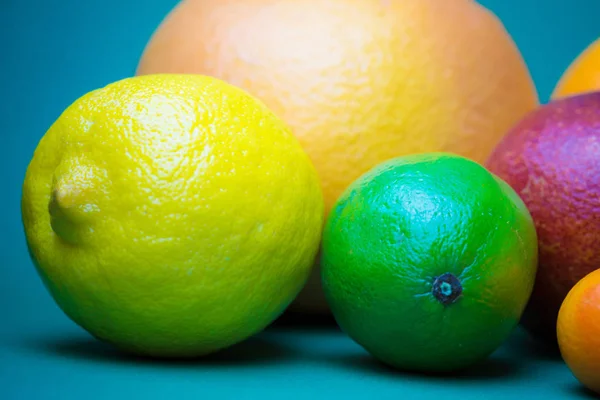 青い背景に新鮮な柑橘類を盛り合わせ — ストック写真