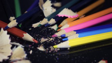  darck arka plan üzerinde izole pensils yakın çekim.