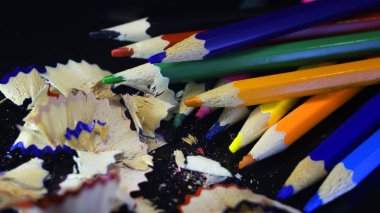  darck arka plan üzerinde izole pensils yakın çekim.