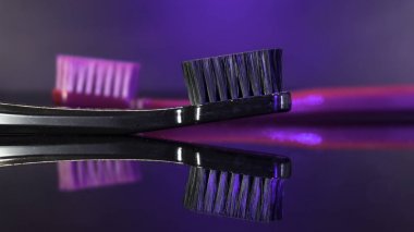  Diş fırçaları darck arka plan üzerinde izole yakın çekim.