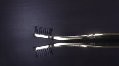 Diş fırça izole koyu arka plan üzerinde
