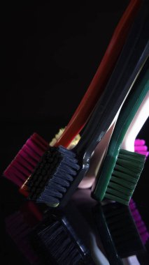   Diş fırçaları darck arka plan üzerinde izole yakın çekim.