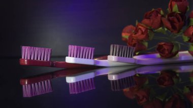 Renkli diş fırçaları koyu arkaplanda izole edilmiş olarak yakınlaşır.