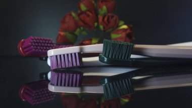   Diş fırçaları darck arka plan üzerinde izole yakın çekim.