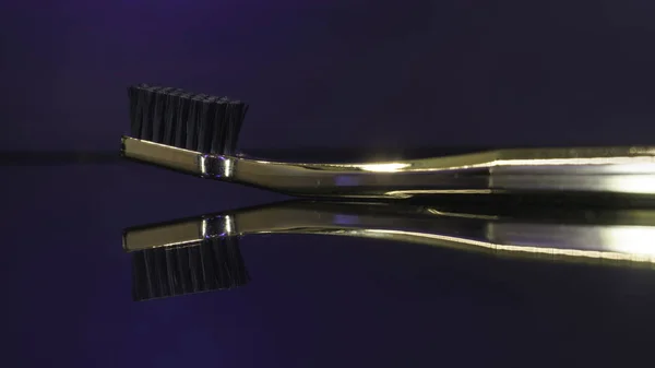 Golden Tand Brushe Närbild Isolerad Den Mörka Bakgrunden Stockbild